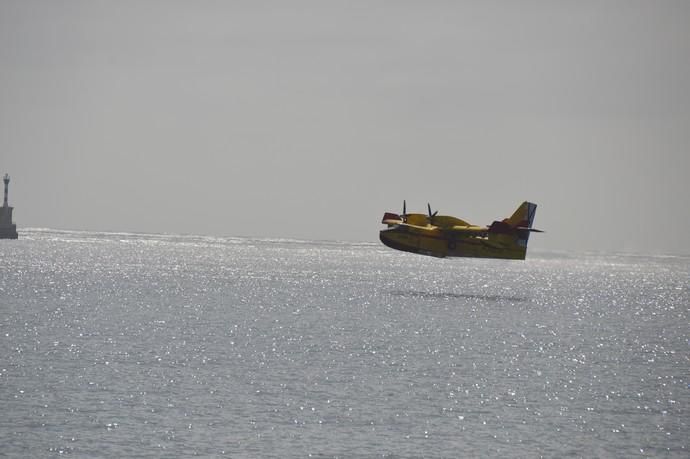 Los hidroaviones cargan agua en el Puerto de Las Palmas - Incendio Gran Canaria 2019