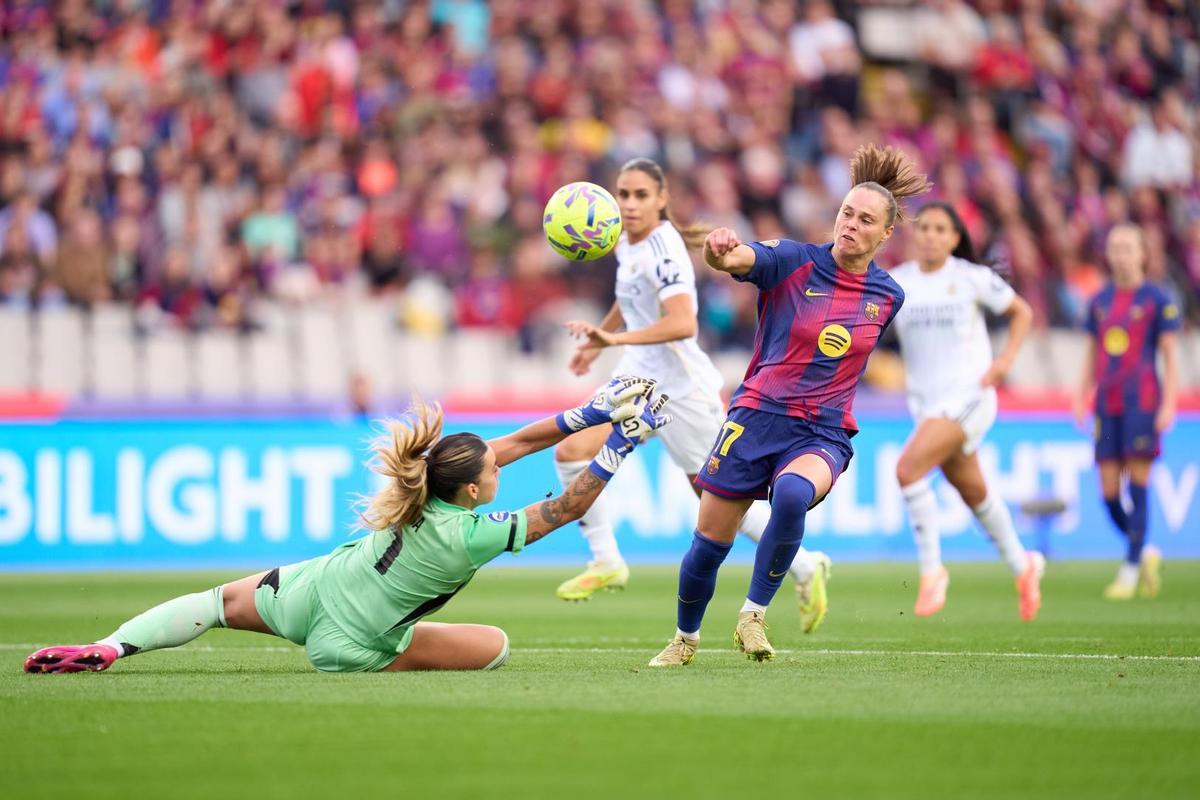 Ewa Pajor se dipone a marcarle al Real Madrid en el clásico de este curso.