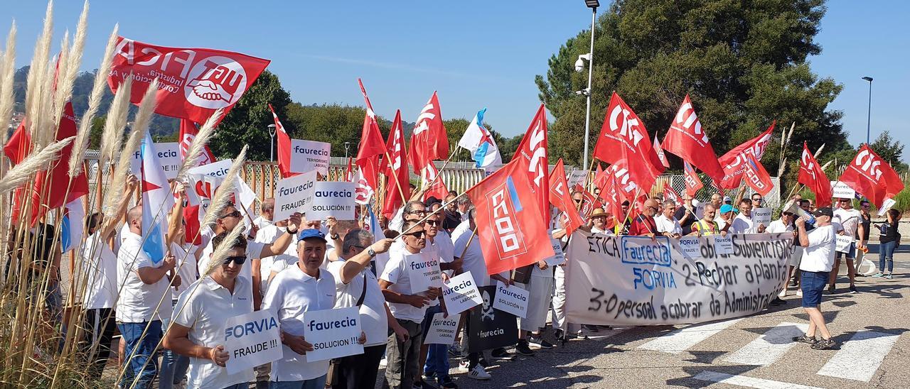 Trabajadores de uno de los centros que Faurecia sigue manteniendo en Galicia protestan por la situación de sus excompañeros, empleados ahora de Madera Fiber.