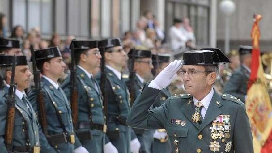 La Guardia Civil homenajea a un veterano de más de cien años en el día de su patrona