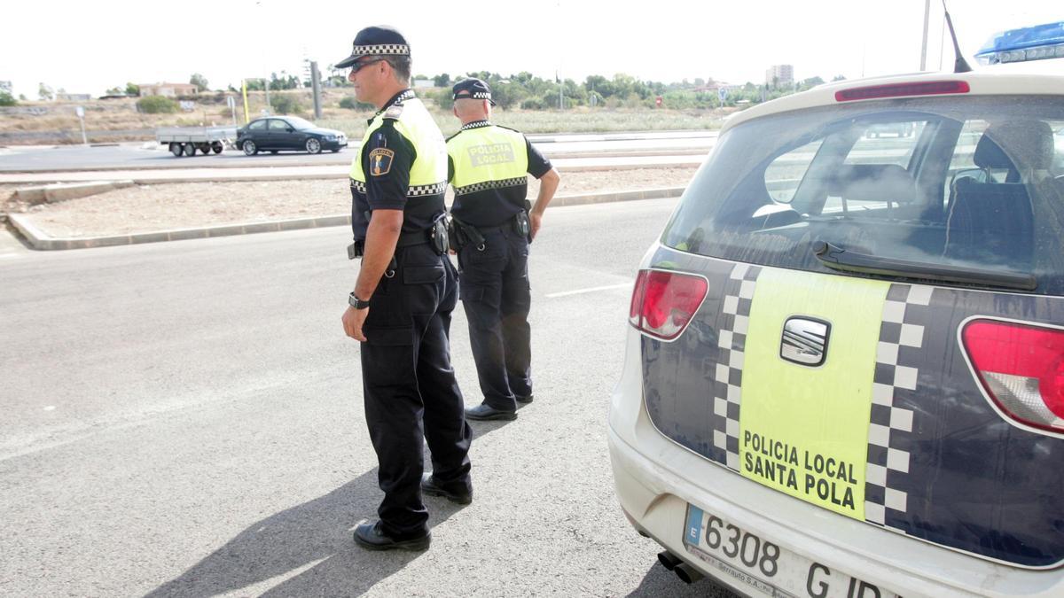 Agentes de la Policía Local de Santa Pola junto a un vehículo en imagen de archivo