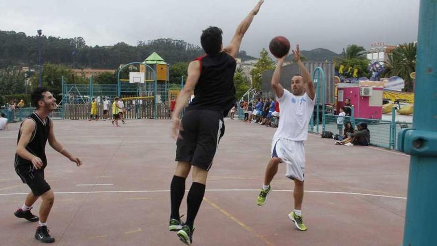 Participantes en el II Aberto 3x3 Basket Na Rúa, ayer en la pista de la Alameda. // Santos Álvarez