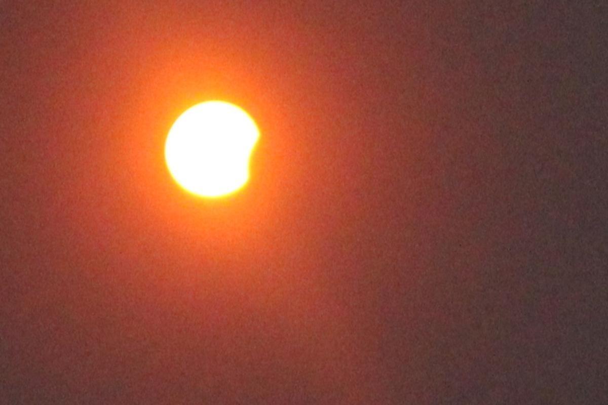 Así se vive el eclipse desde la estación de Pajares: cientos de personas ven sin problemas el esperado evento astronómico, "es increíble"