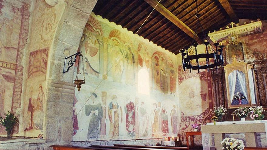 Interior de la ermita de Nuestra Señora de Fernandiel con las pinturas mural.