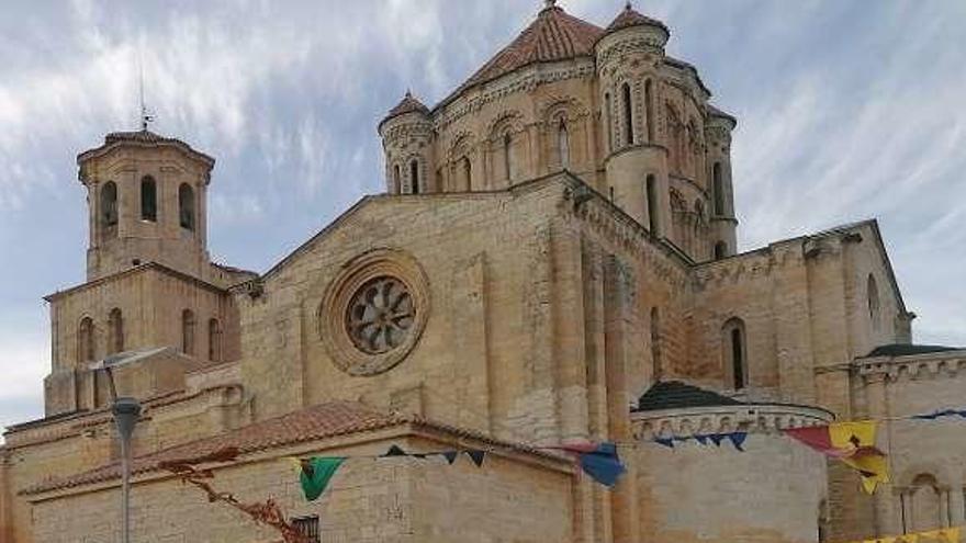 Turistas visitan el entorno de la Colegiata en la pasada Vendimia.