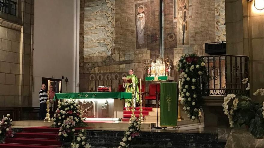 Adolfo Mariño oficia su última misa en San José, antes de poner rumbo a Covadonga para ocupar el puesto de abad.