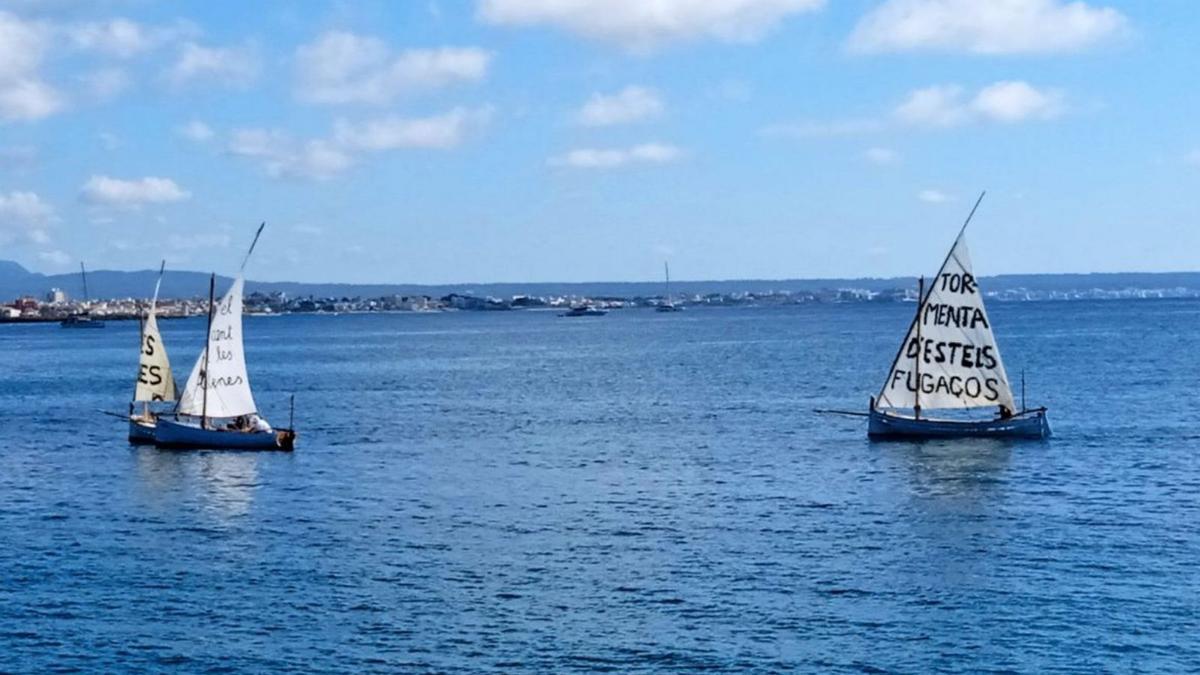 Tres de los barcos de vela latina participantes en la ‘performance’. 