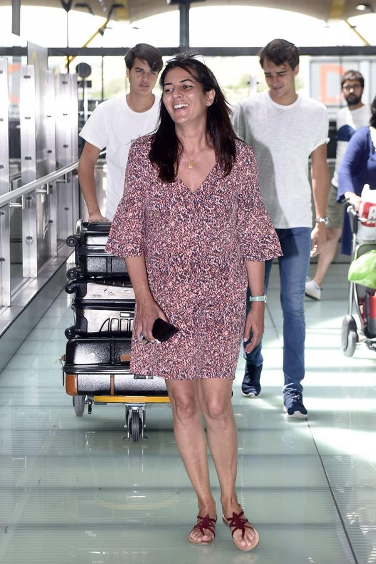 Mónica Silva recoge a su hijo Pepe Barroso Jr. en el aeropuerto