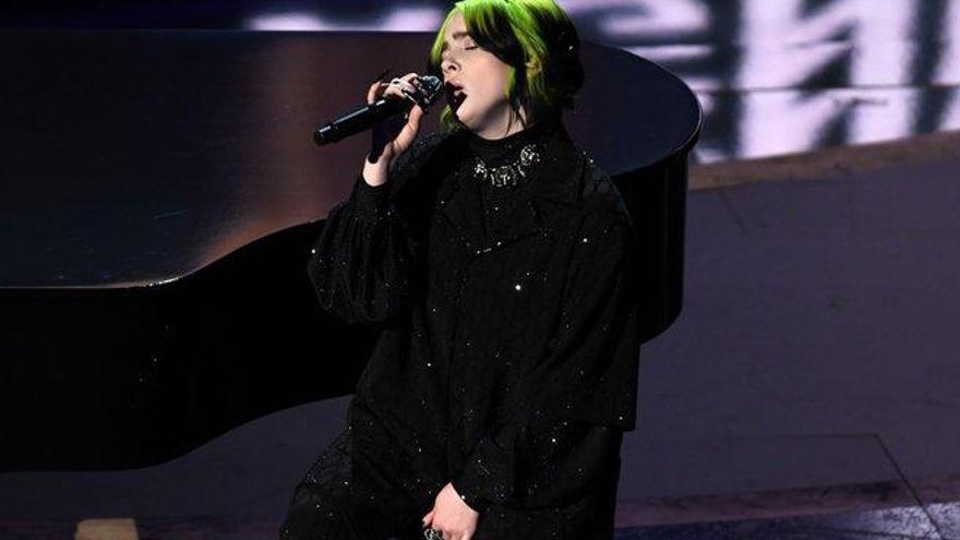 Billie Eilish emociona cantando &quot;Yesterday&quot; en homenaje a Kobe Byant y Kirk Douglas en los Oscar