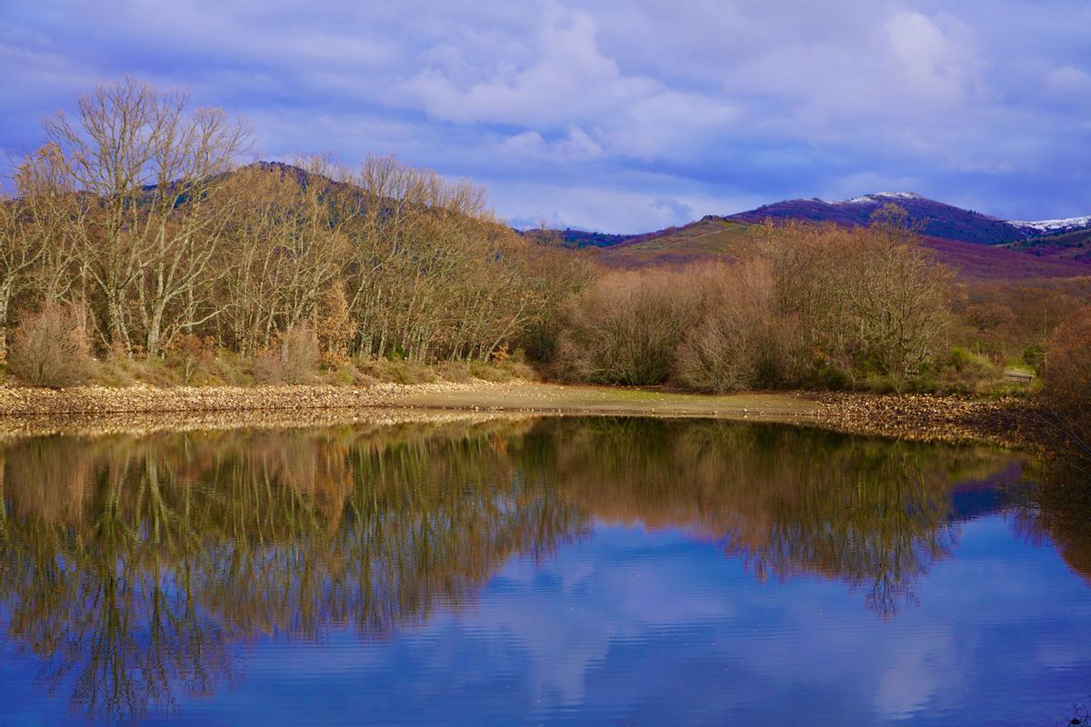 Embalse de agua Laguna del Salmoral de Prádena del Rincón, Madrid, España.