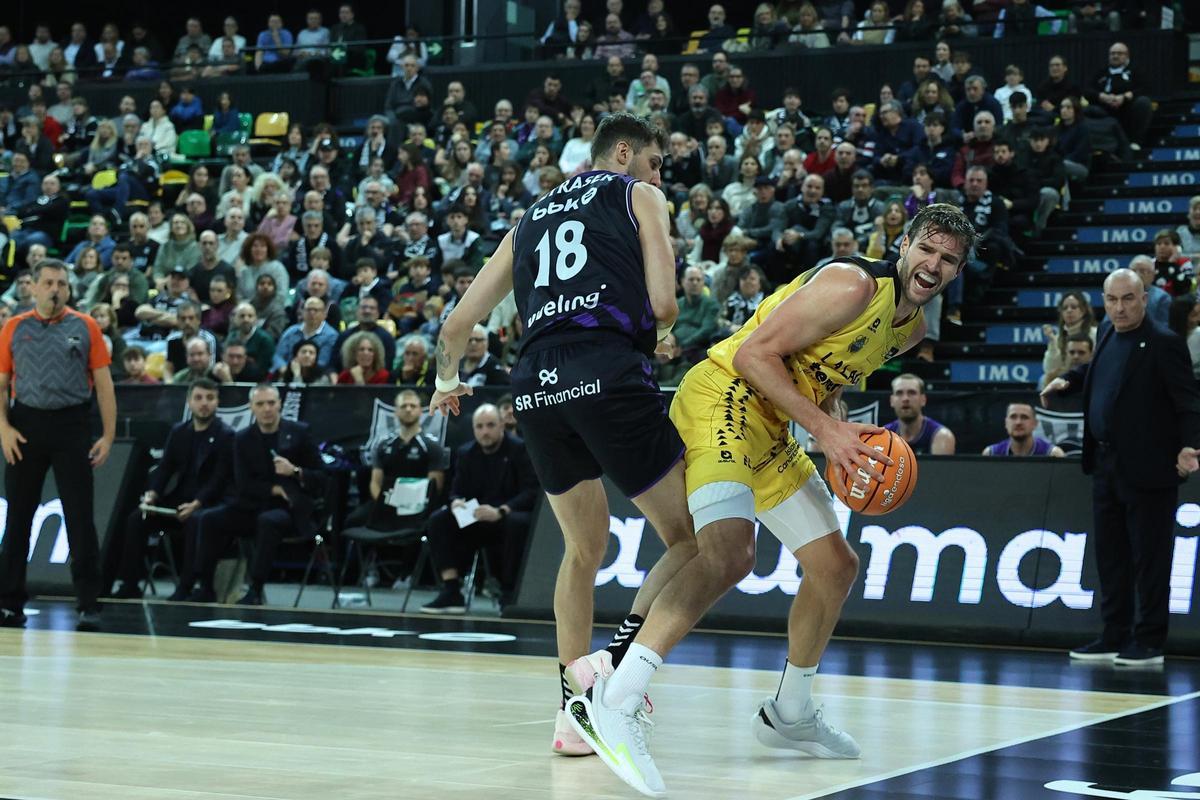 Doornekamp trata de hacerse hueco ante la defensa de Petrasek.