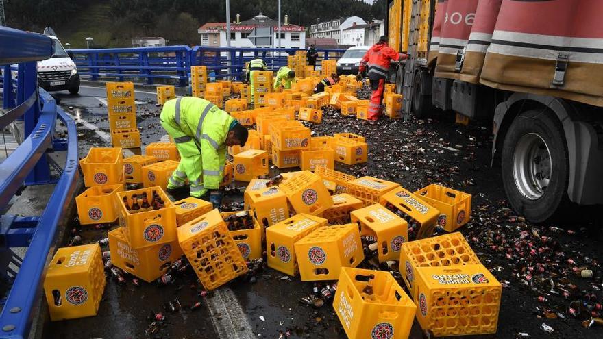 Un camión de cerveza Estrella Galicia pierde su carga en A Coruña