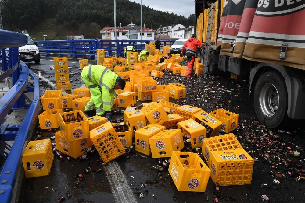 El accidente ha provocado cortes de tráfico y retenciones que llegaron a Vilarrodís.