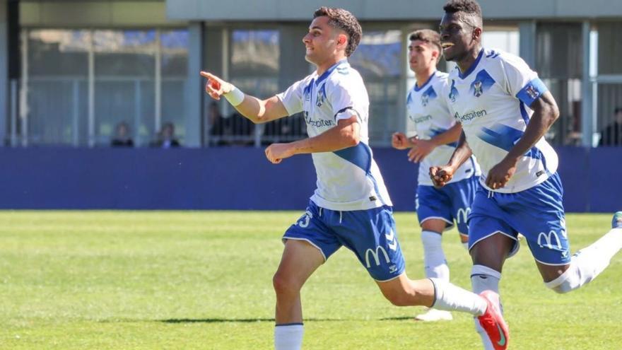 Fran Sabina, seguido de Omar Jaiteh, celebrando el gol. | CD TENERIFE