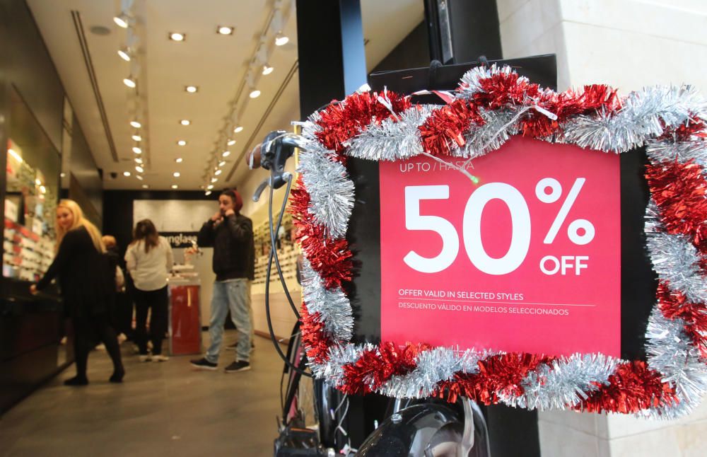 Mucha actividad en los comercios de Málaga en el primer día de compras con descuentos extraordinarios