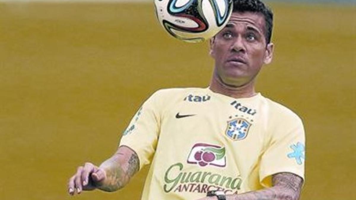 Dani Alves, en el entrenamiento de ayer de Brasil en la concentración de  Teresópolis.