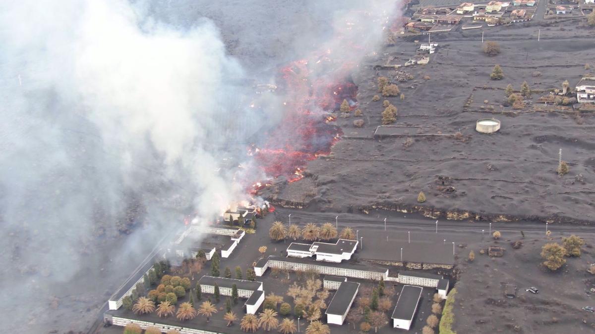 La lava arrasa el cementerio de Los Ángeles, en la población de Las Manchas.