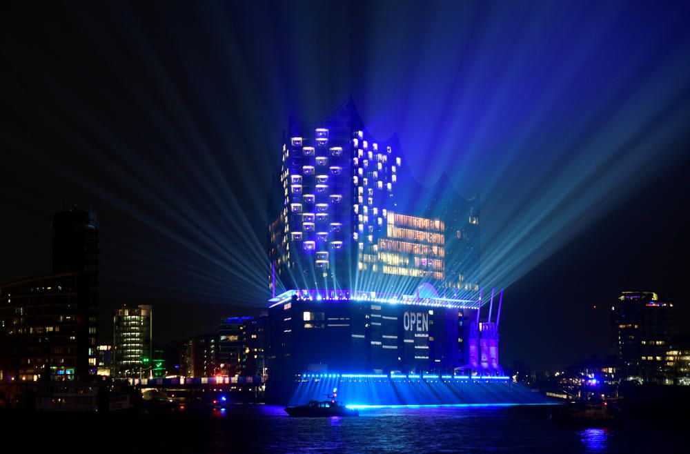 Espectacular iluminación durante la inauguración del nuevo edificio de la Filarmónica de Hamburgo ("Elbphilharmonie" en alemán) el pasado día 11 de enero.