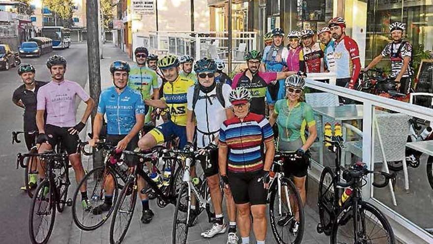 Una veintena de ciclistas participan en la Brevet 600