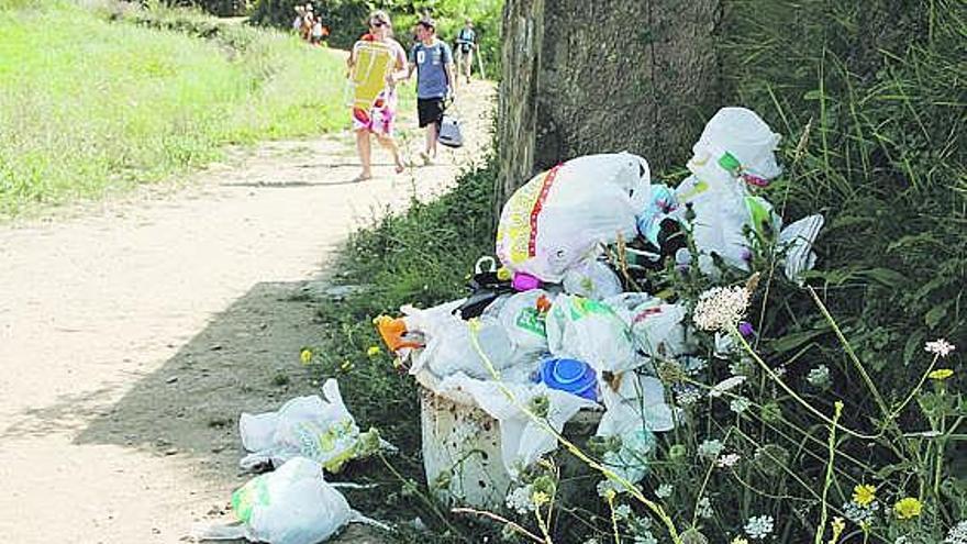 Basura acumulada en la zona de acceso al arenal de Porcía.