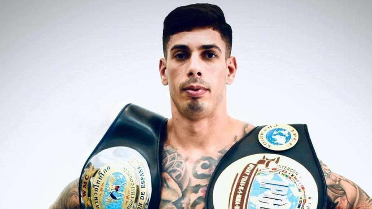 Nauzet Trujillo, con sus cinturones de campeón.