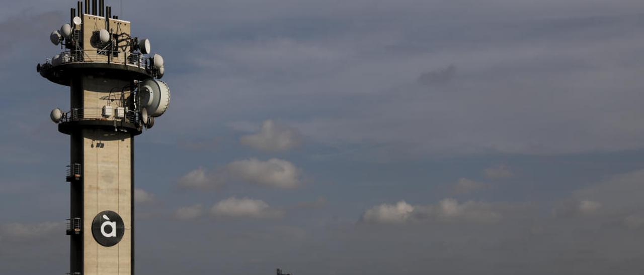 Logo de  À punt en la torre de las instalaciones de Burjassot.