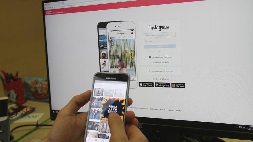 Un internauta consulta Instagram en el móvil y en el ordenador. | Iñaki Osorio