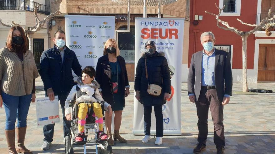 La petita Marwa Bard, de 7 anys, beneficiària dels taps recollits