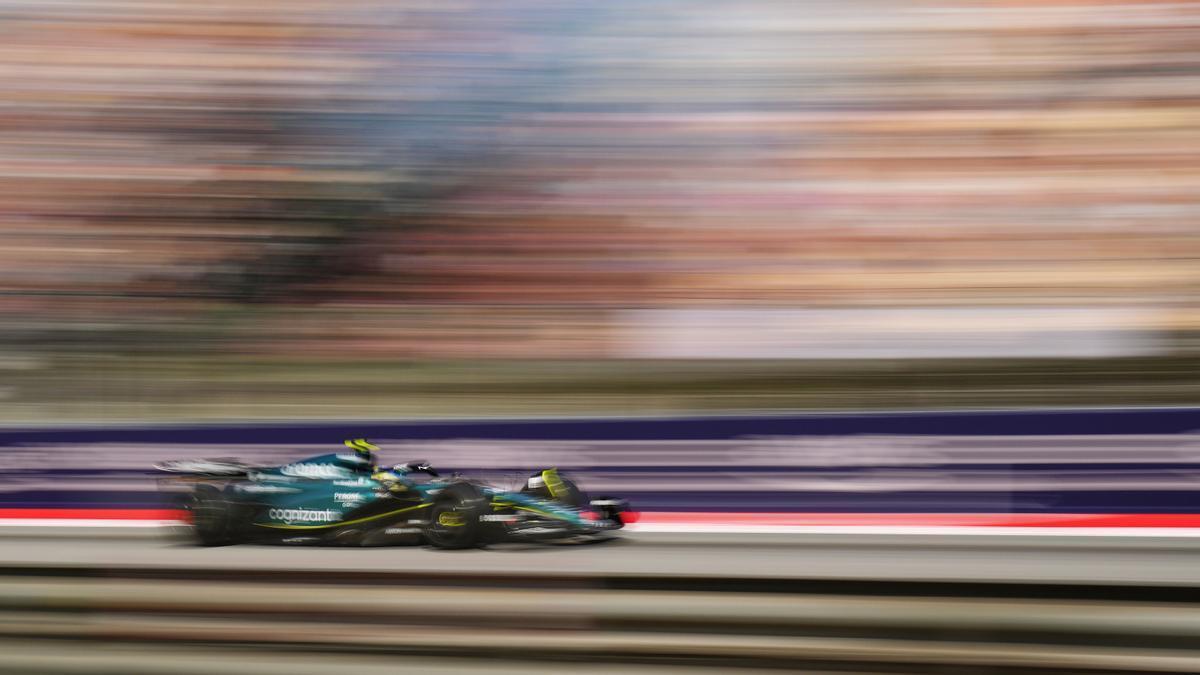 Fernando Alonso con Aston Martin durante la segunda sesión de los entrenamientos libres en la segunda jornada del GP de España de F1, que se celebra este fin de semana en el Circuito de Barcelona.