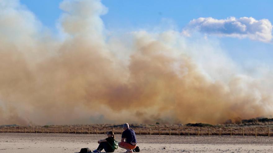 La playa del Saler sumergida en la gran columna de humo provocada por las llamas del incendio