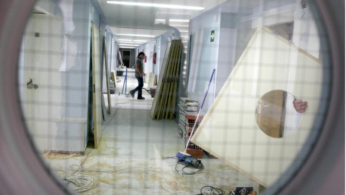 Obras de reforma en el Hospital Comarcal de la Marina Baixa, en una imagen de archivo.
