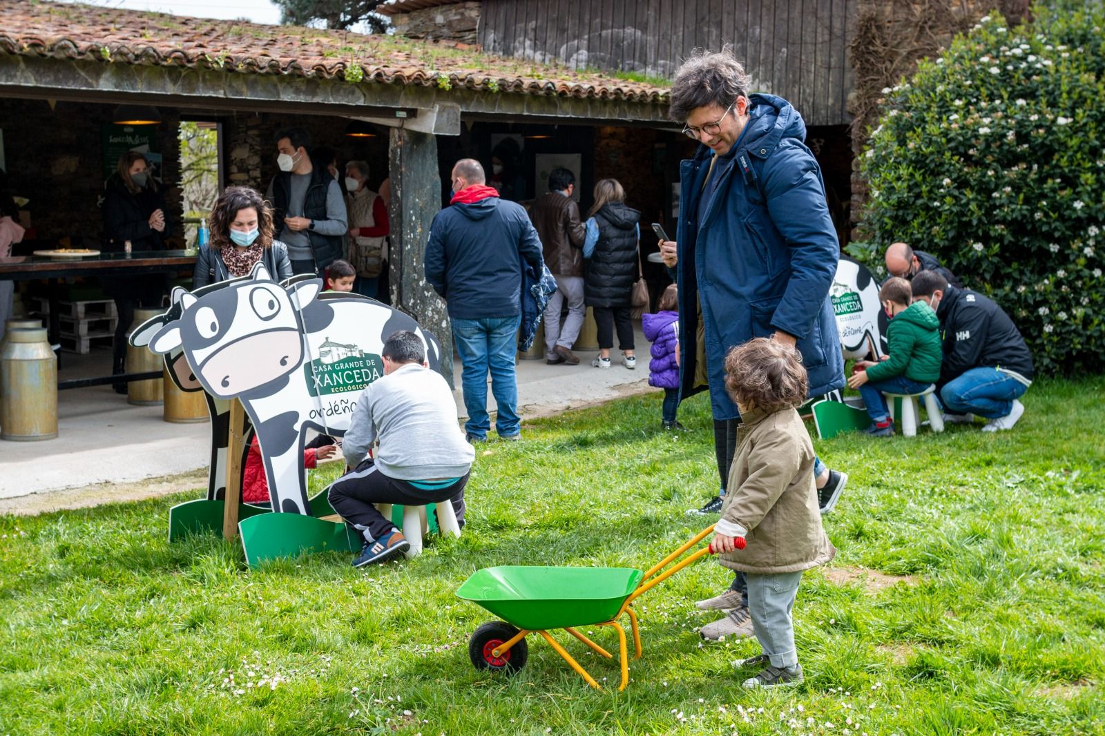 Niños en una granja ecológica gallega, situada entre los mayores productores de España.