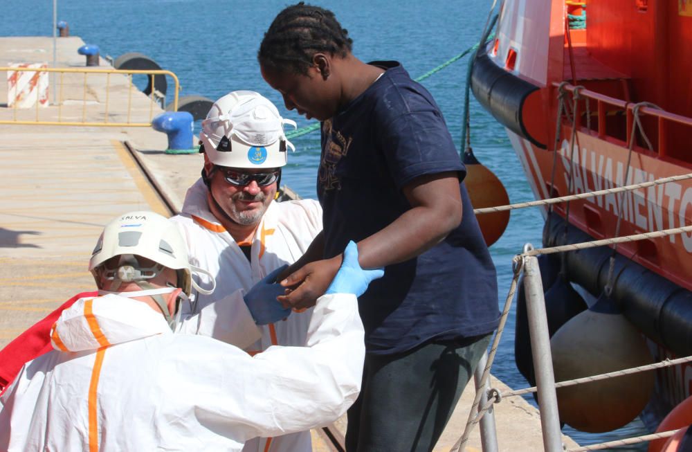 Trasladan a Málaga a casi 100 inmigrantes rescatados en dos pateras