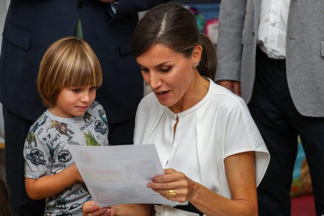 Doña Letizia Ortiz con un niño del colegio extremo Batalla de Pavía