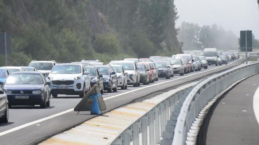 Colas kilométricas en O Morrazo para acudir a las playas