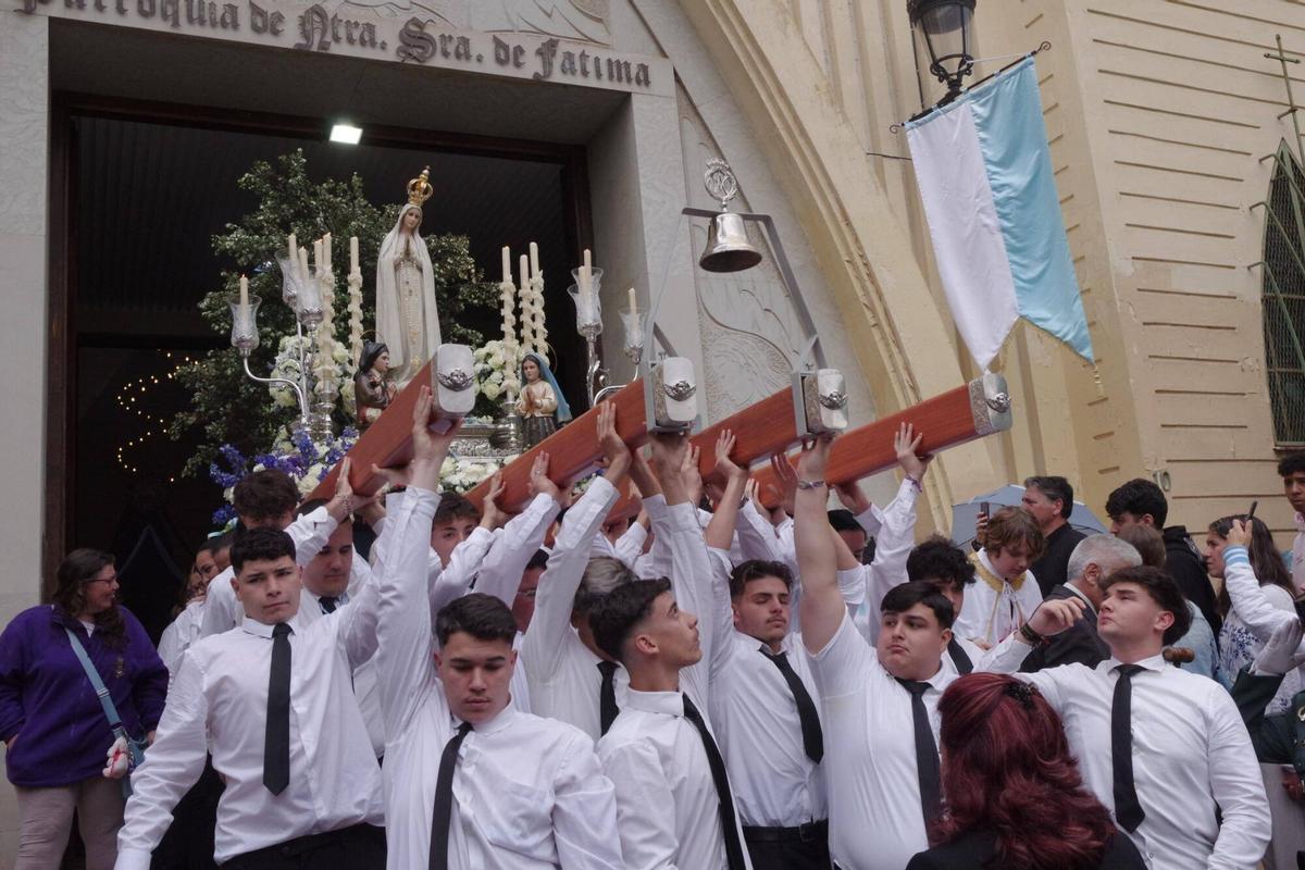 Procesión de la Virgen de Fátima por el barrio de La Trinidad, estrenando la ampliación del trono