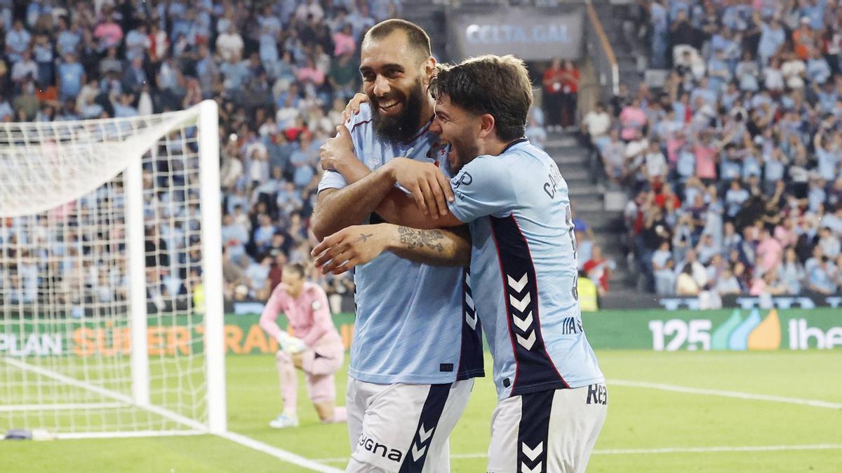Carreira y Borja se abrazan tras el gol del Celta. | MARTA G. BREA
