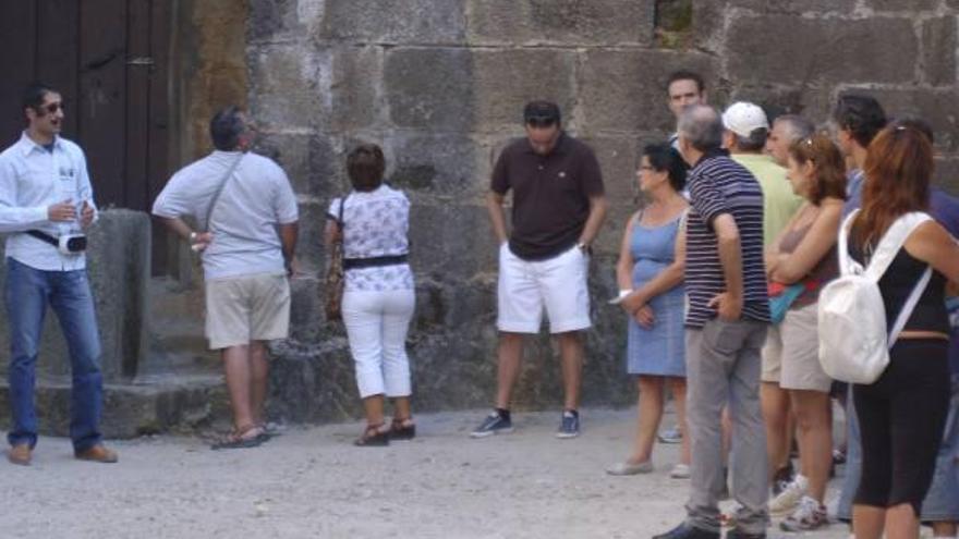 Un grupo de turistas recorre los ámbitos del Castillo de Puebla de Sanabria.