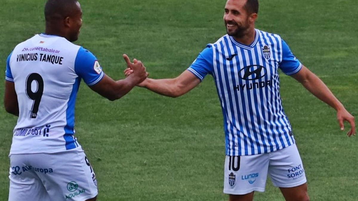 Canario y Vinicius Tanque se felicitan, ayer en el partido disputado por el Atlético Baleares. | ATB