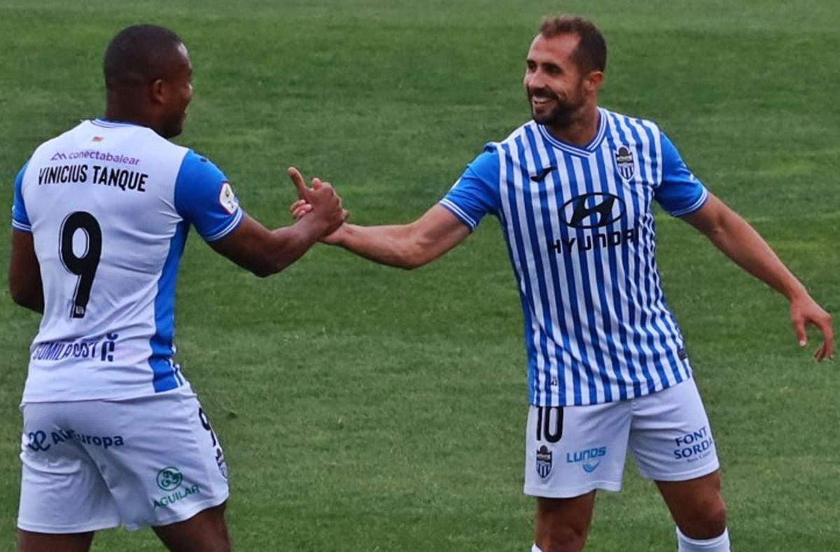 Canario y Vinicius Tanque se felicitan, ayer en el partido disputado por el Atlético Baleares. | ATB