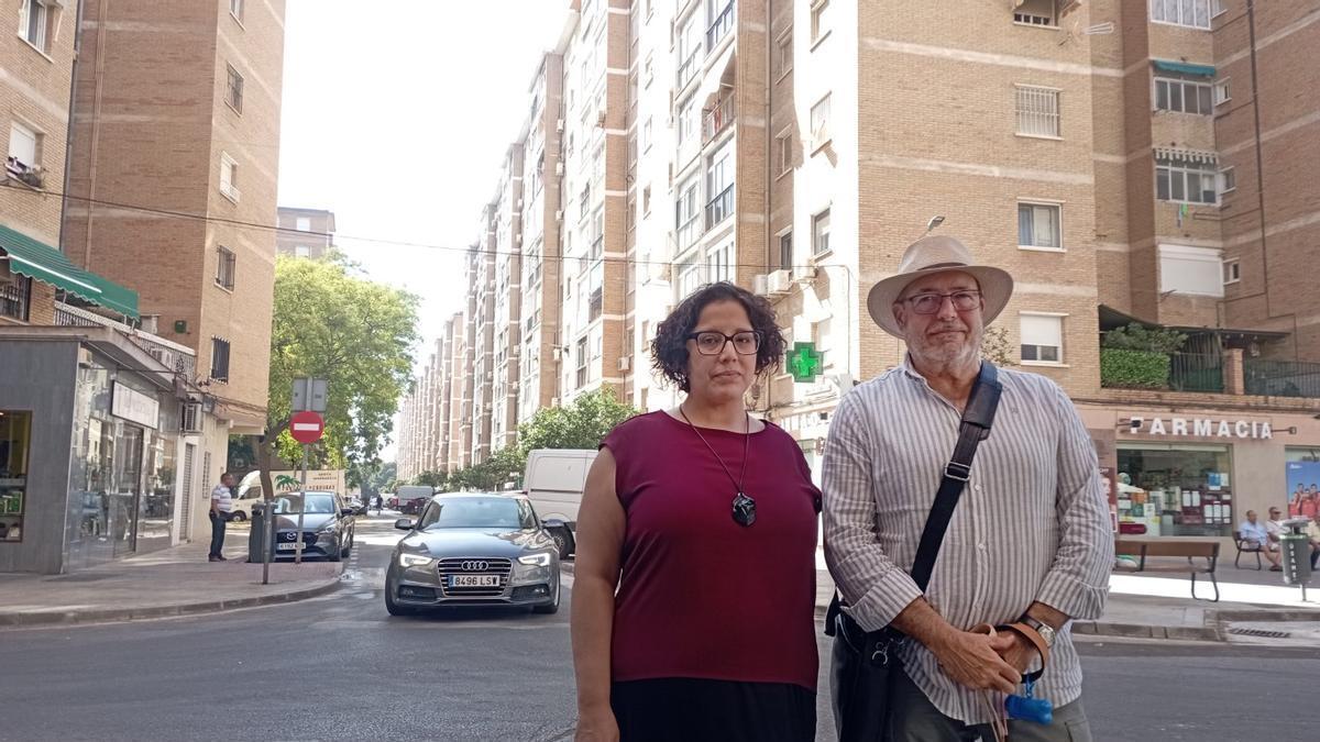 Los dirigentes vecinales Noelia Pena y José Antonio Ortuño, delante de los bloques de Las Delicias.