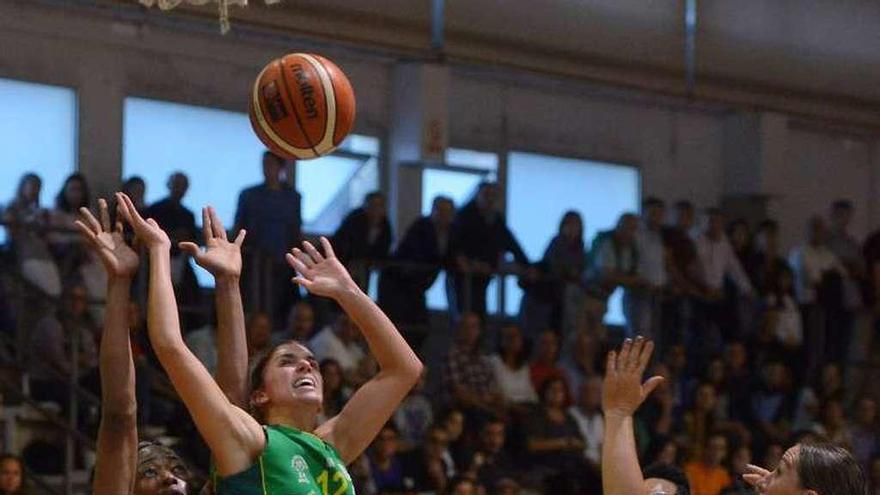 María Lago tratando de entrar a canasta. // G. Santos