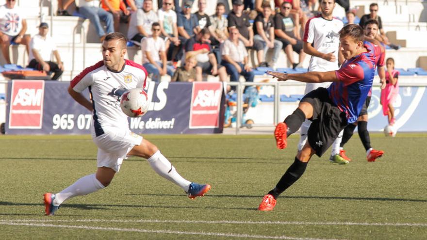 Clausí dispara a puerta en el partido de la primera vuelta.