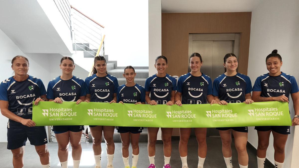 Varias jugadoras del Rocasa, antes de someterse a sus respectivos reconocimientos médicos en Hospitales Universitarios San Roque.