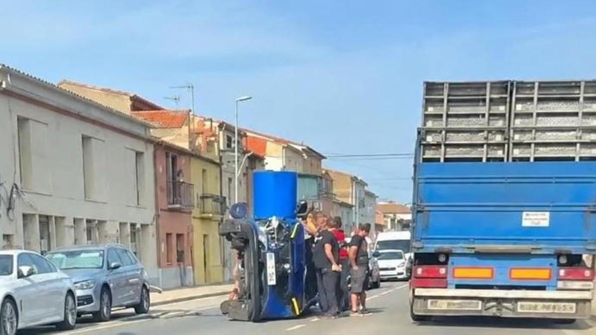 El vehicle bolcat a la C-66 al terme de Bordils després de l'accident.