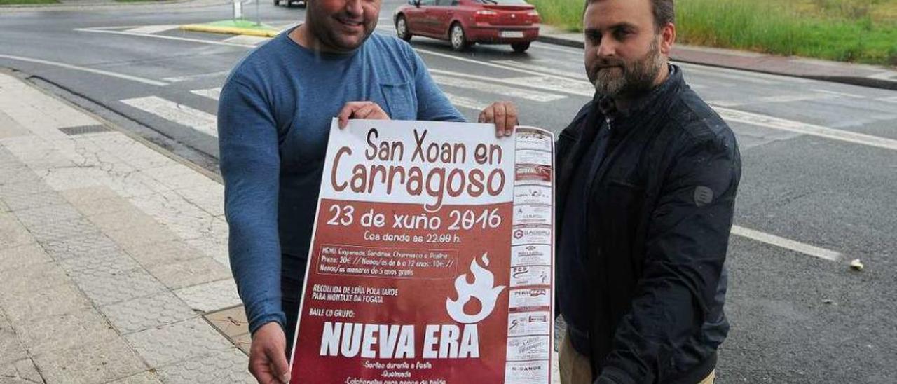 José Luis Fernández y José Luis Lamas sostienen un cartel del San Juan de Carragoso. // Bernabé/J. Lalín