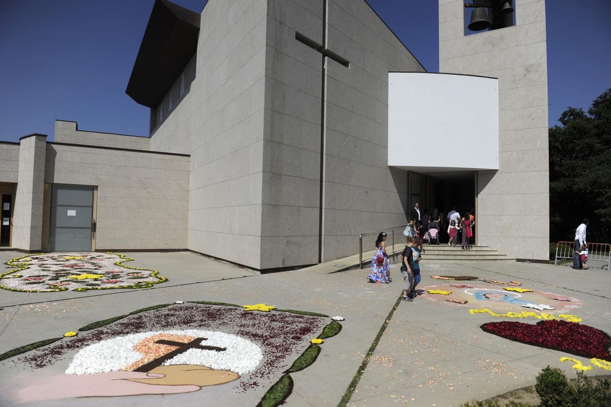 ALFOMBRAS FLORALES EN EL EXTERIOR DE LA IGLESIA DE SANTIAGO APOSTOL. ALFOMBRAS FLORALES. CELEBRACIONES