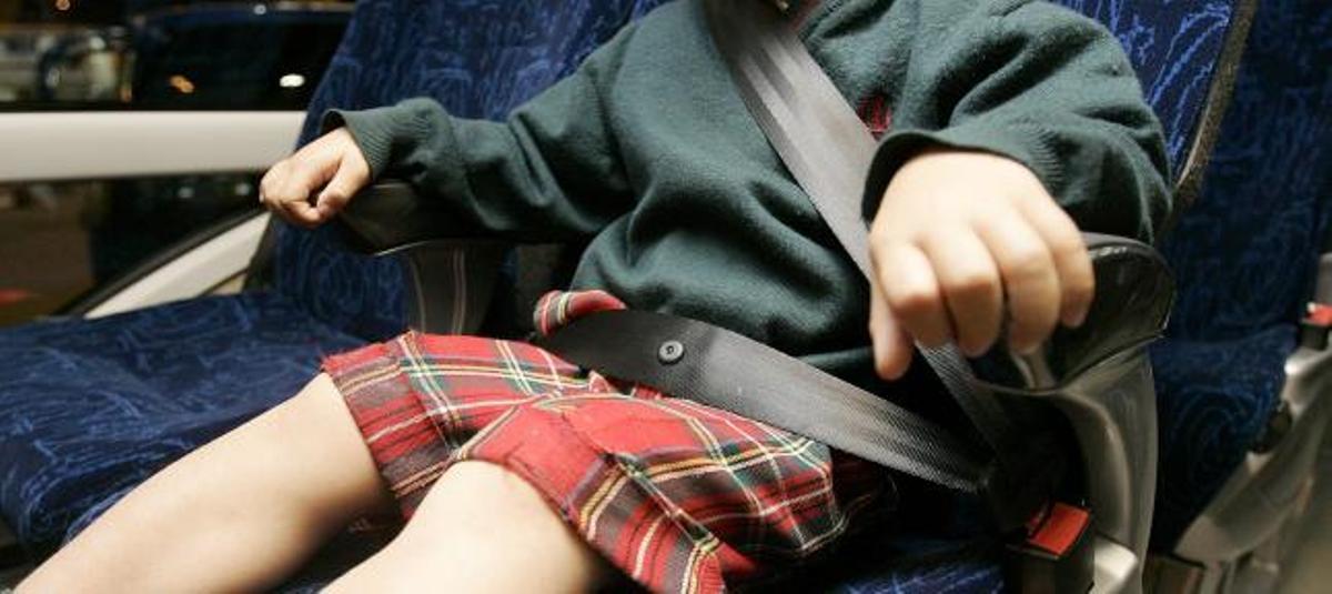 Un niño con un cinturón de seguridad.