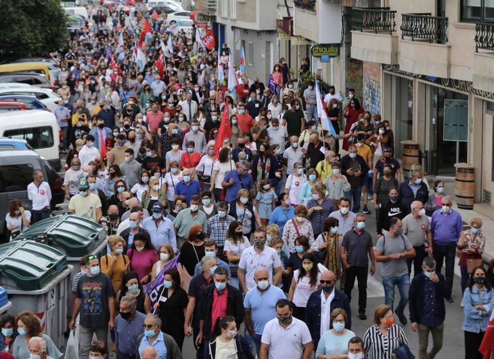 O Grove se vuelca con los trabajadores de la conservera Thenaisie en una manifestación / Miguel Muñiz