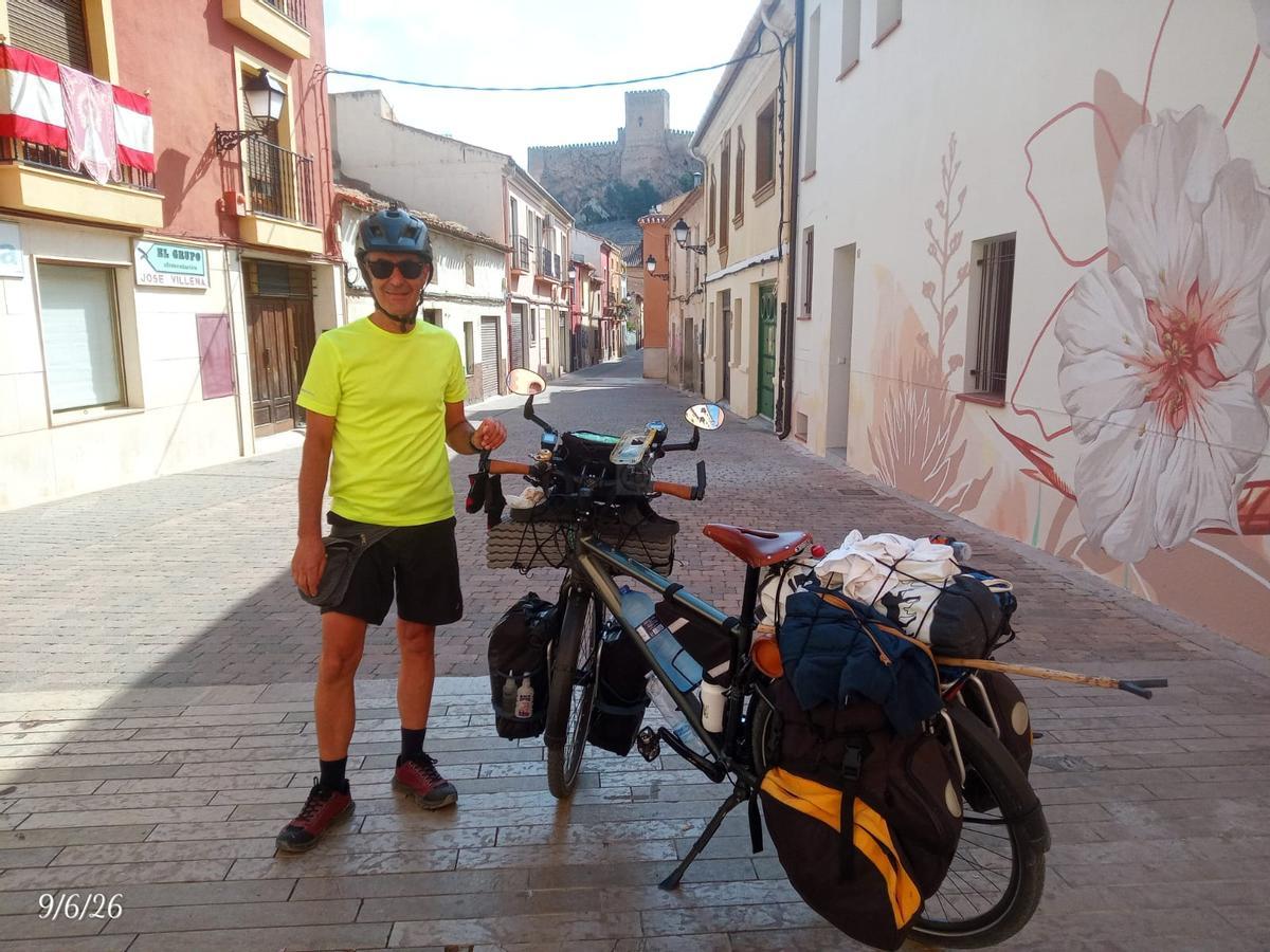 El ciclista de Llaurí en Zalamea de la Serena, con el castillo al fondo.